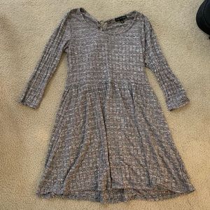 dress with quarter sleeves and tied in the back.